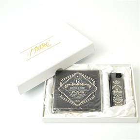 AJÁNDÉKSZETT - CIGARETTATÁRCA + VIHAR ÖNGYÚJTÓ WHISKEY FEKETE 90357 AJÁNDÉKSZETT - CIGARETTATÁRCA + VIHAR ÖNGYÚJTÓ WHISKEY FEKETE 90357
